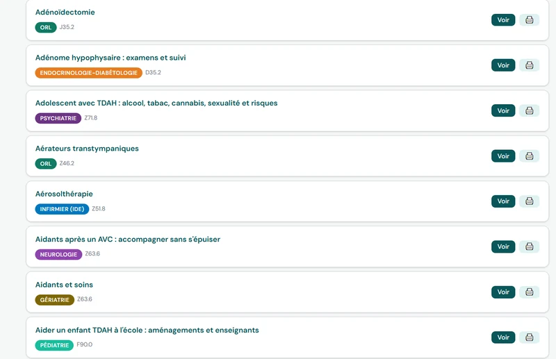 Liste de fiches ETP dans l'application MediScribe : chaque ligne affiche le titre de la fiche, une pastille de spécialité, un code CIM-10 et les boutons Voir et Imprimer.