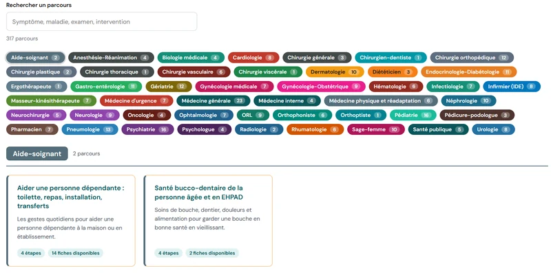 Espace Parcours patient de l'application MediScribe : champ de recherche, pastilles de spécialités avec le nombre de parcours, puis les deux premiers parcours de la spécialité Aide-soignant sous forme de cartes.